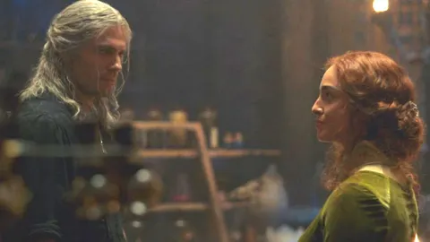 Geralt và Triss trong bản chuyển thể Netflix