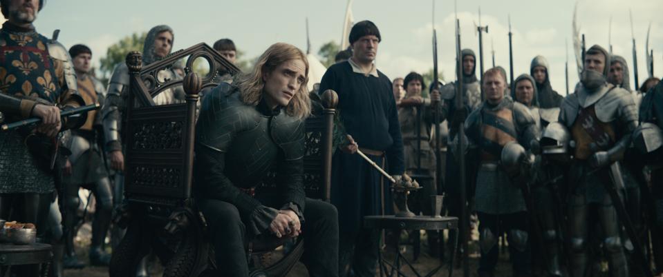 Robert Pattinson được đánh giá cao vì âm điệu Pháp của mình trong The King