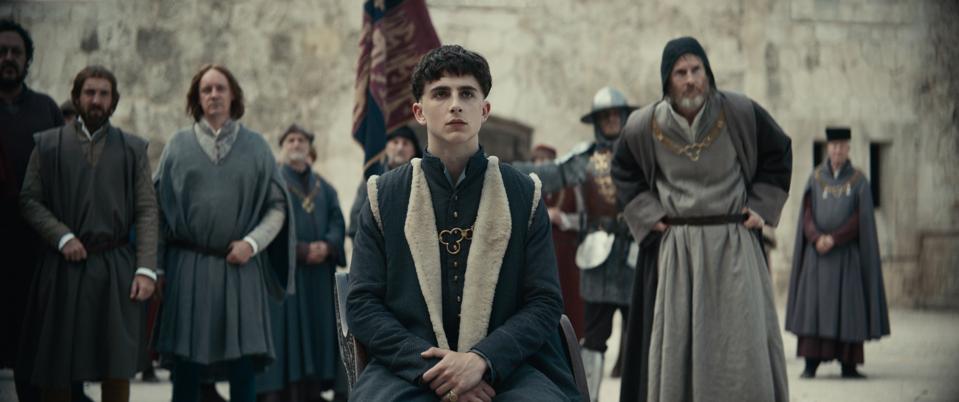 Timothée Chalamet đầy quyền uy trong The King